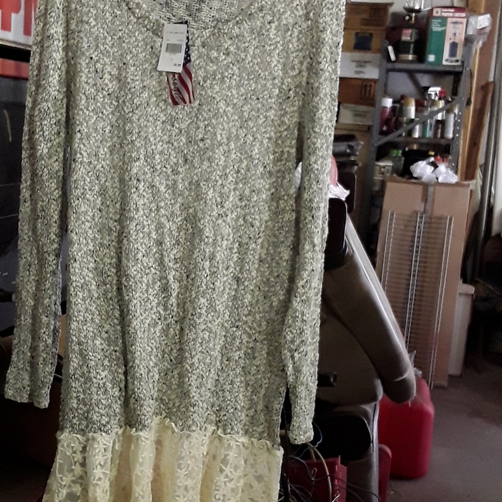 Sweater tunic with lace